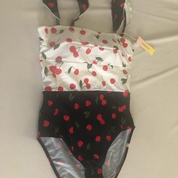 The Ruffle Oasis- 🍒 on Top - Picture 2 of 7